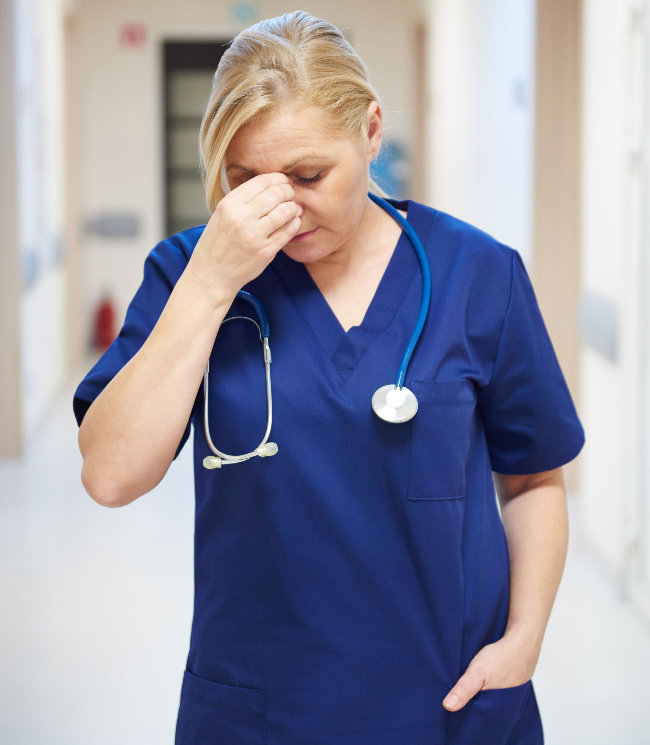 Enfermera que muestra signos de cansancio