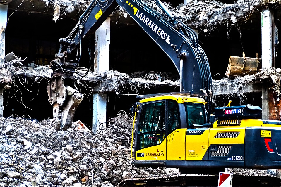 Demolición realizada con maquinaria pesada