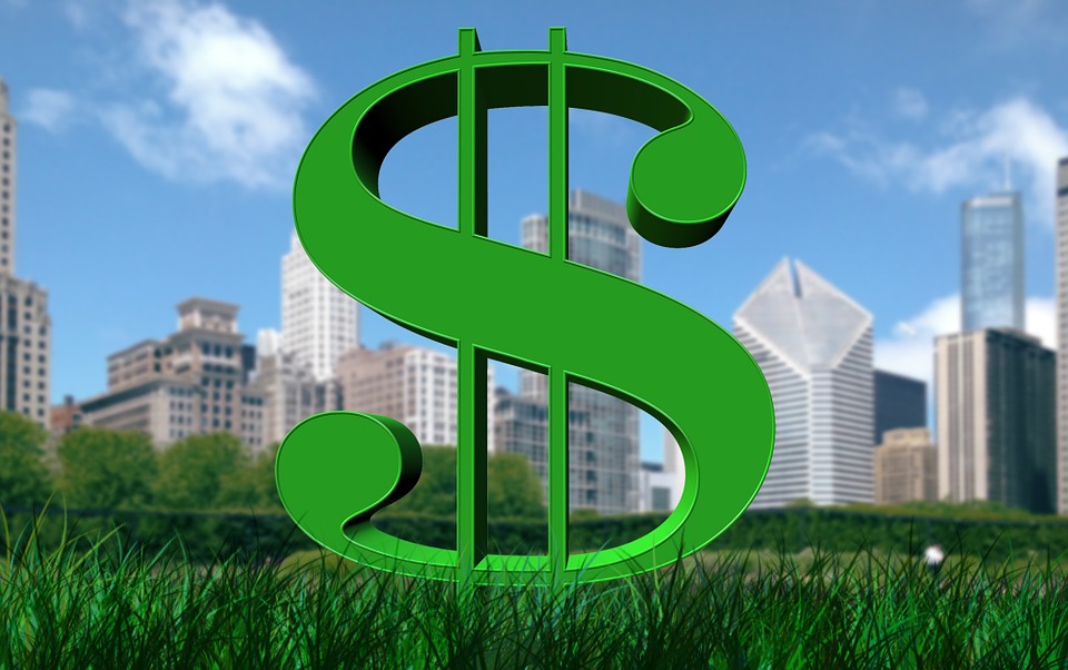 Símbolo de dólar frente a una ciudad